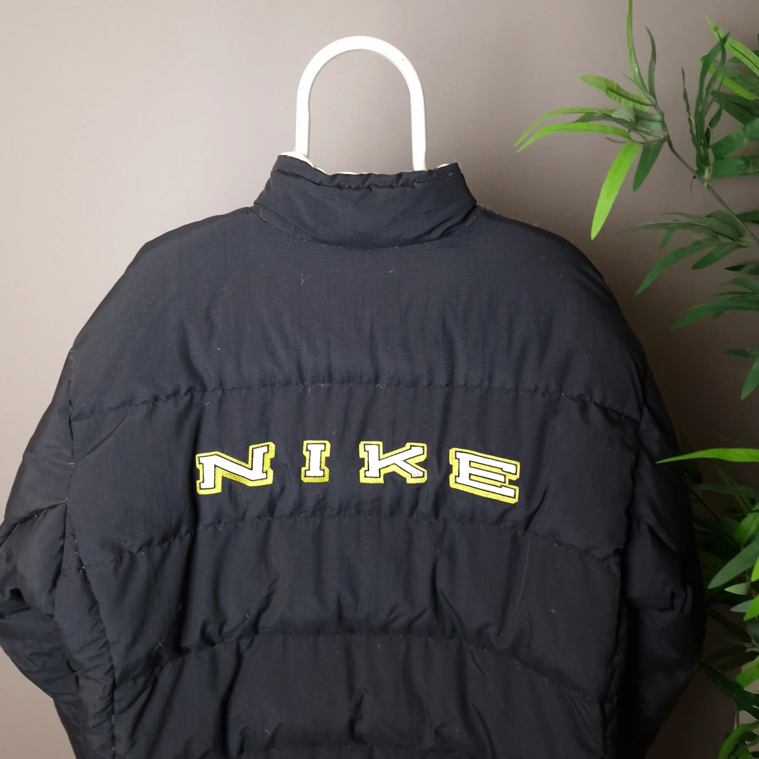 Vintage Nike reversible puffer jacket in black and white - large