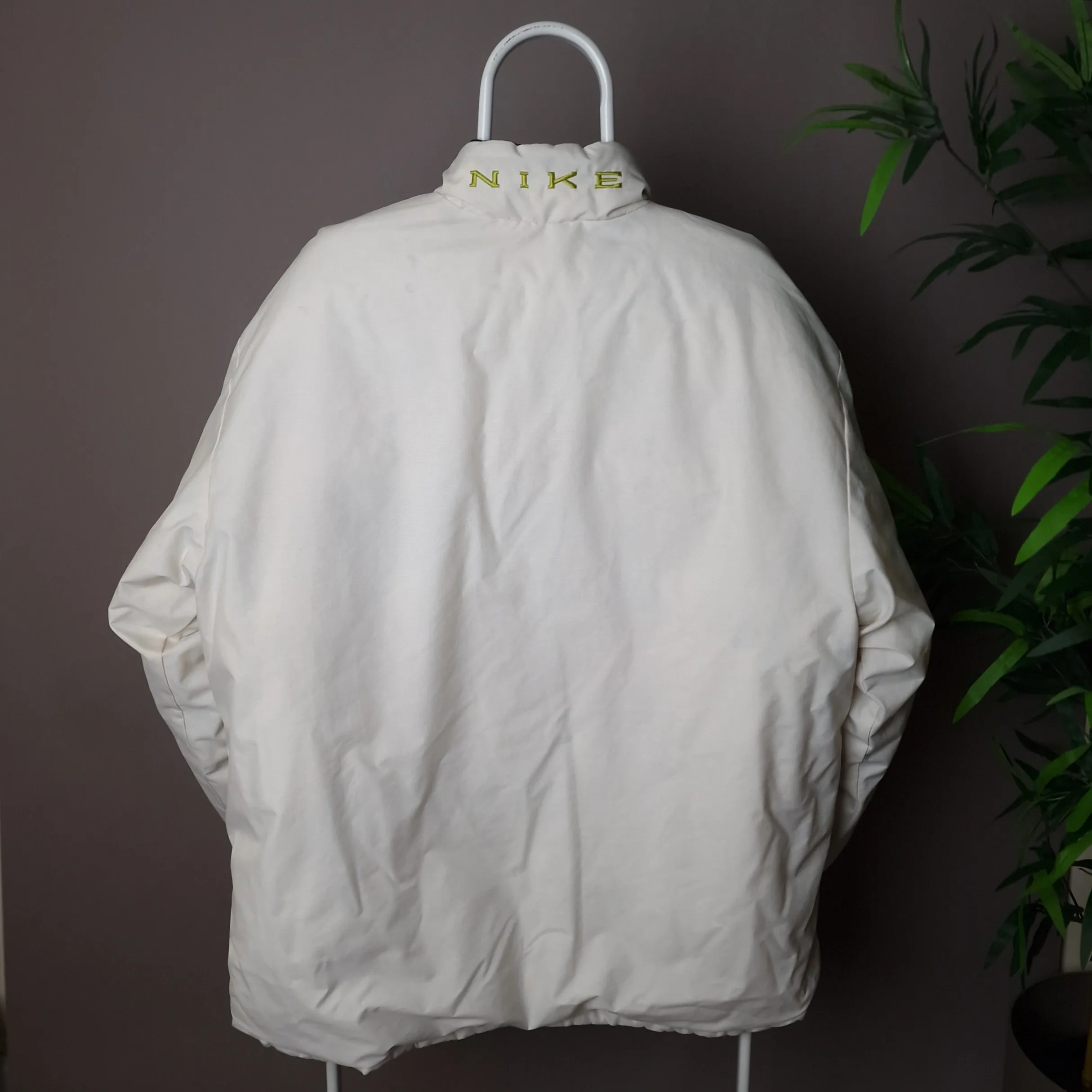 Vintage Nike reversible puffer jacket in black and white - large
