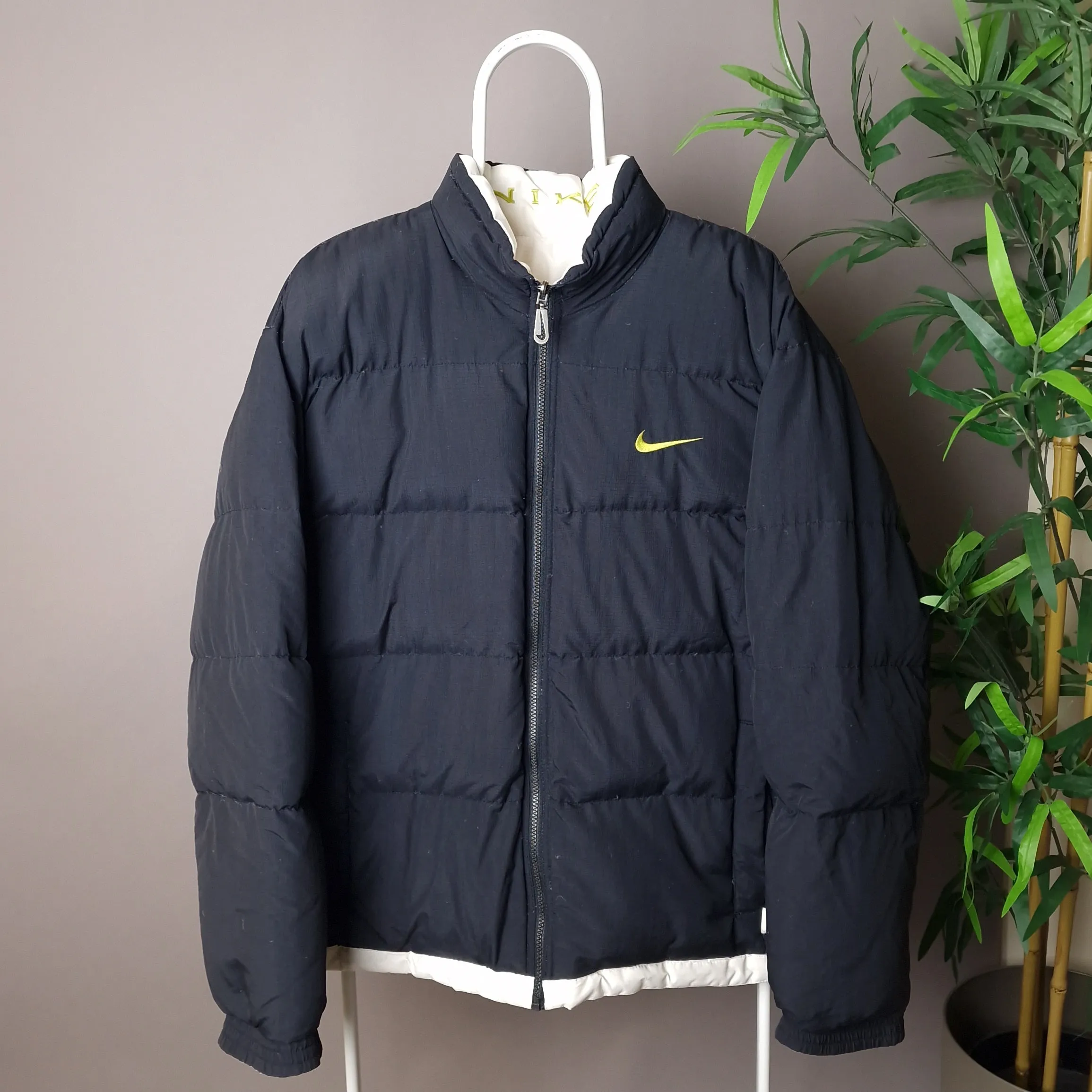 Vintage Nike reversible puffer jacket in black and white - large