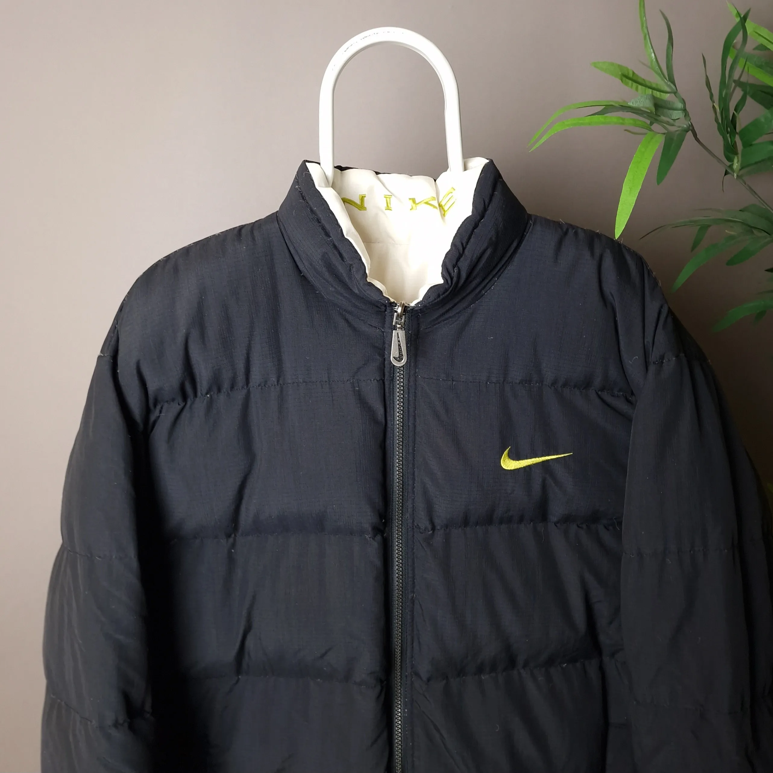 Vintage Nike reversible puffer jacket in black and white - large