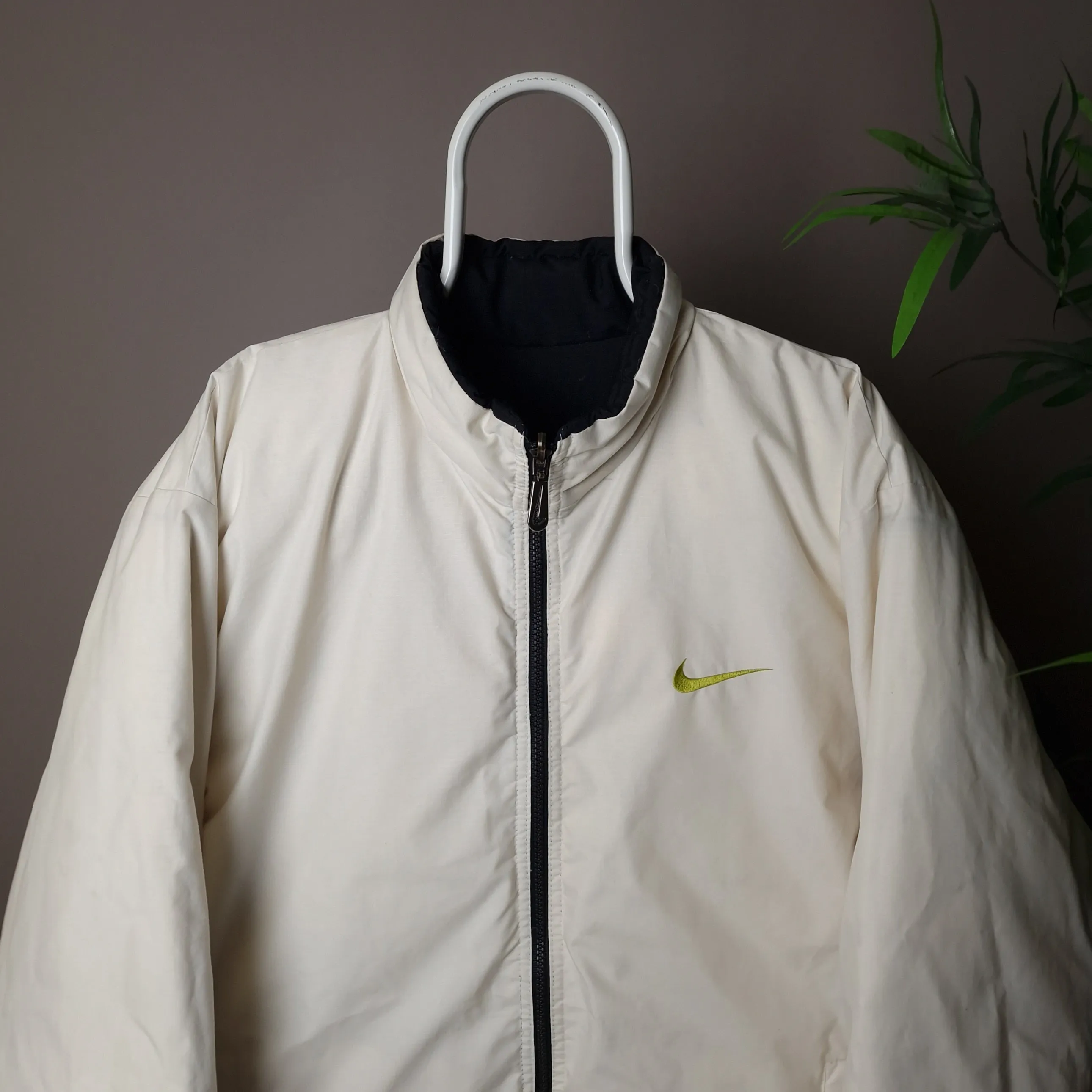 Vintage Nike reversible puffer jacket in black and white - large