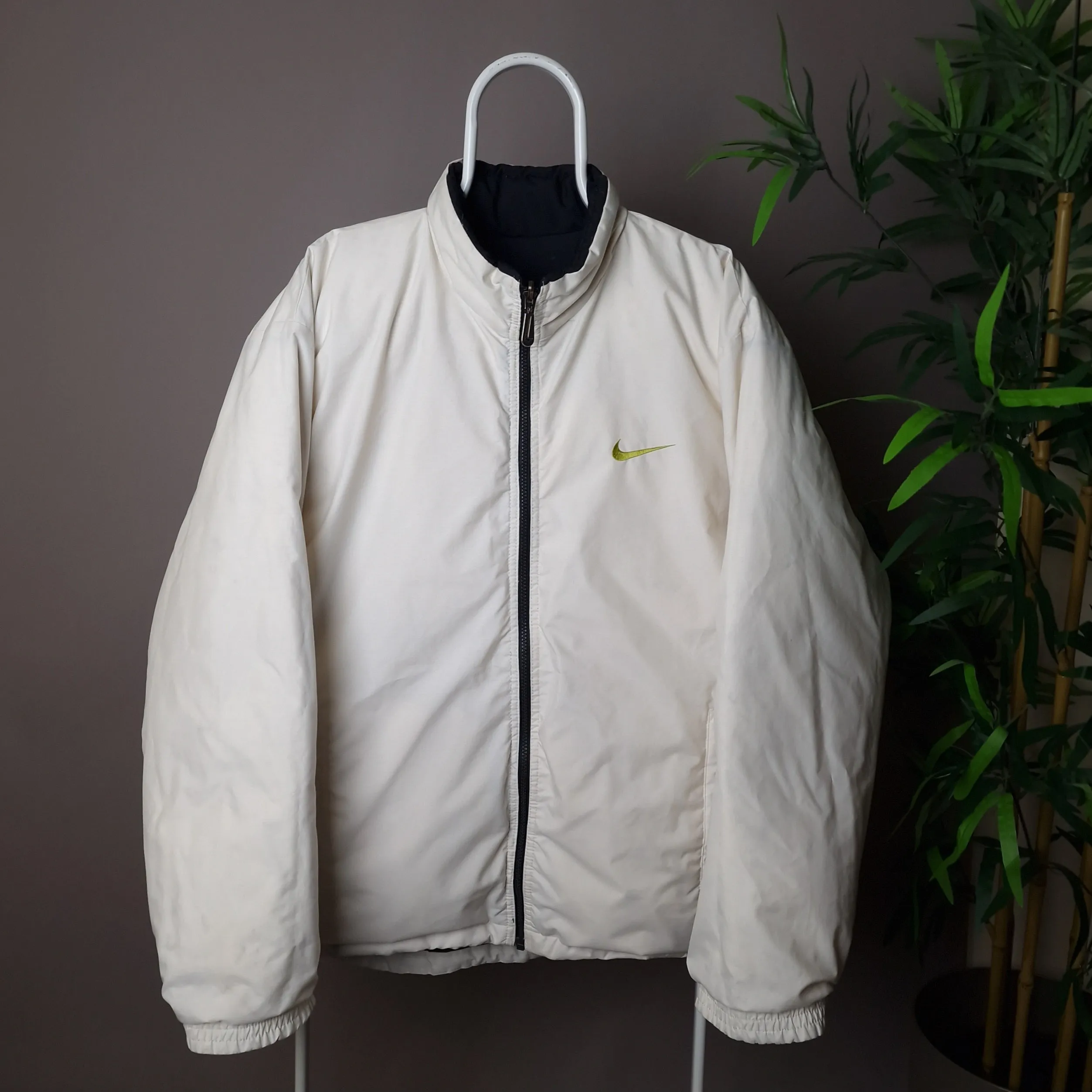Vintage Nike reversible puffer jacket in black and white - large