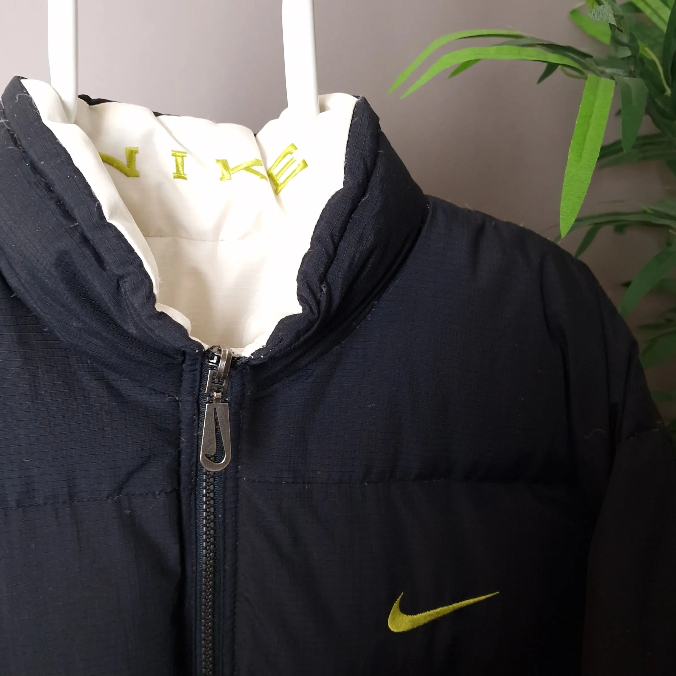 Vintage Nike reversible puffer jacket in black and white - large