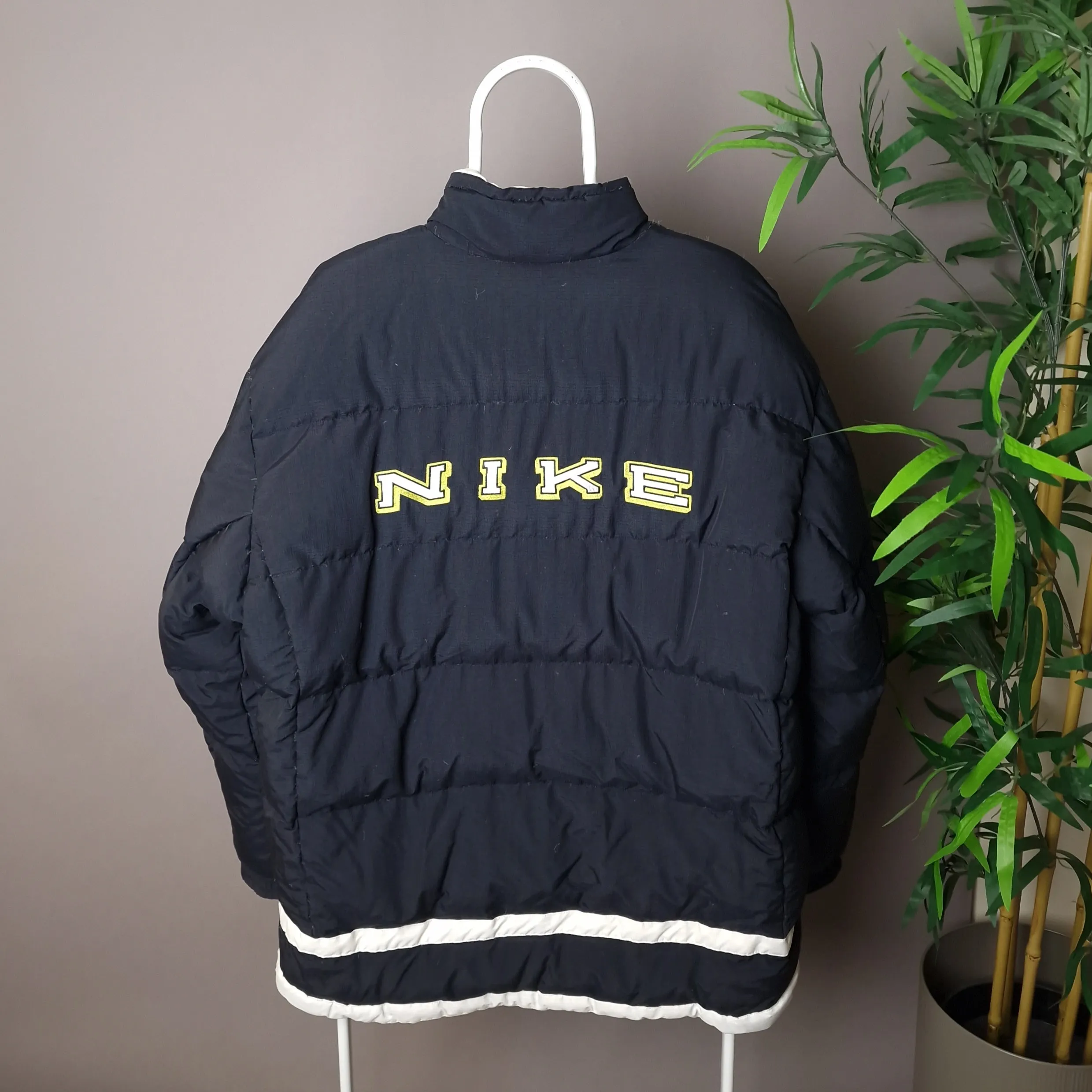 Vintage Nike reversible puffer jacket in black and white - large